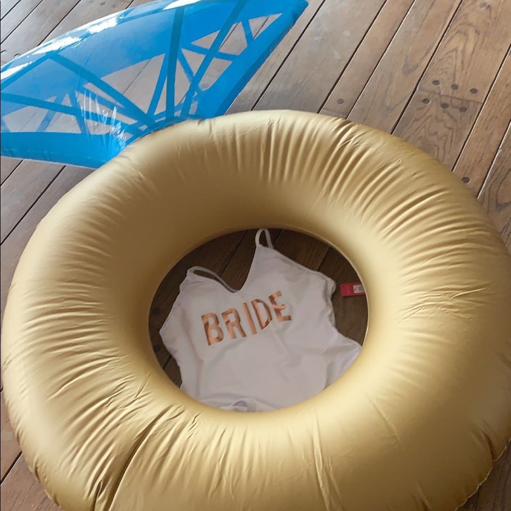 Diamond ring pool float